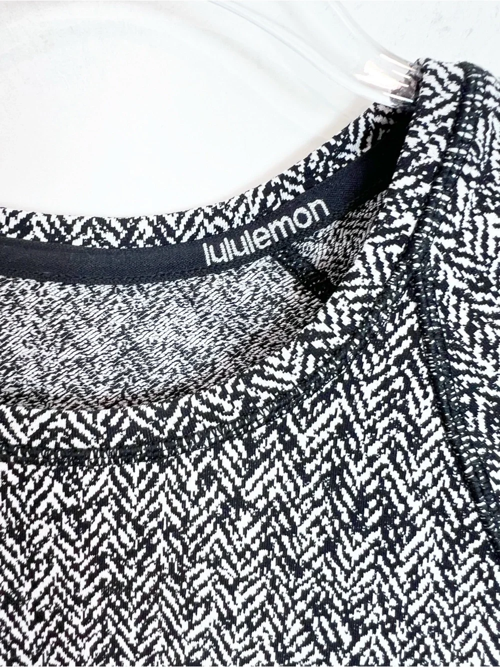 LULULEMON RUNDERFUL BLACK WHITE PATTERN LONG SLEEVE ATHLETIC SHIRT SZ 8